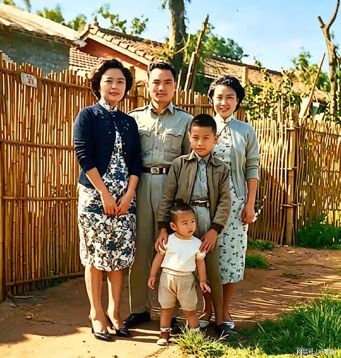 火狐电竞登录入口-郑丽文和家人的一张合影，时间是1971年，地点是眷村。